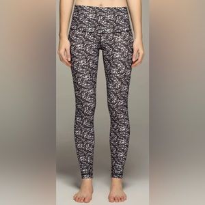 Lululemon Shine Tight Rolldown Shimmy Shimmer Yoga Legging Black & White Size 2